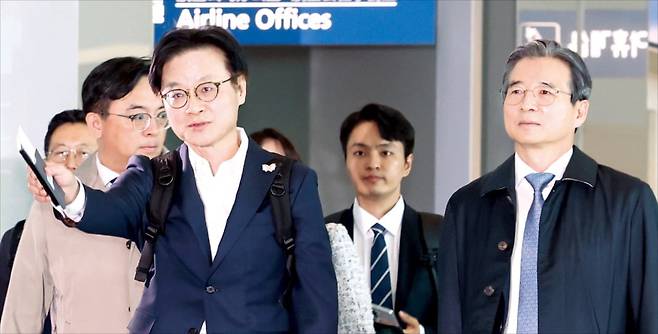 < 막판 협상 위해 미국행 > 김용범 대통령실 정책실장(오른쪽)과 김정관 산업통상부 장관이 22일 한·미 관세협상 후속 협의를 하기 위해 인천국제공항에서 워싱턴DC로 출국하고 있다. /문경덕 기자