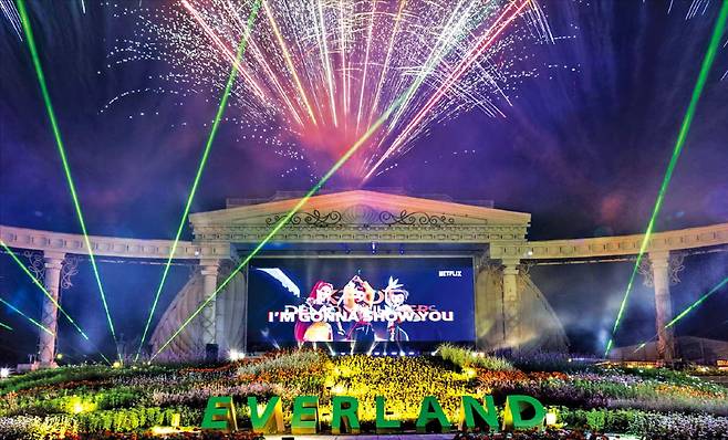 ‘케이팝 데몬 헌터스’ 싱어롱 불꽃쇼 모습. 에버랜드 제공