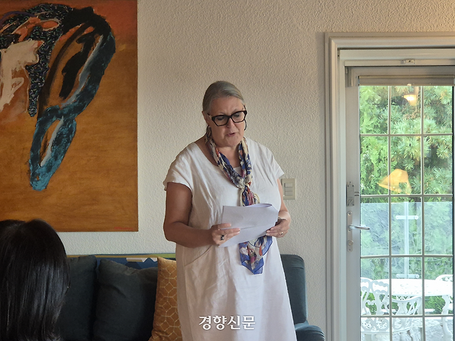 미셸 윈트럽 주한 아일랜드 대사가 지난 17일 서울 성북구 아일랜드 대사관저에서 열린 ‘여성들의 한가위’ 행사에서 인사말을 하고 있다. 유설희 기자