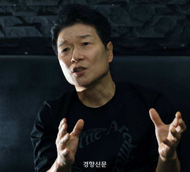 정규 14집 <인간계(人間界)>를 발매한 가수 안치환이 지난 21일 서울 연희동 참꽃스튜디오에서 경향신문과 인터뷰를 하고 있다. 서성일 선임기자