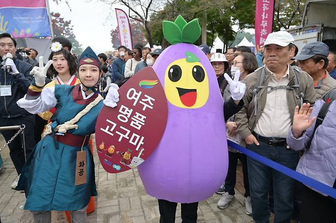 오는 31일부터 11월2일까지 사흘간 여주시 신륵사 관광단지 일원에서 열리는 여주오곡나루축제는 무대·개막 의전·초대 가수가 없는 3무 축제로 시민이 주인공이 돼 여주의 문화를 알리는 점에서 차별성을 인정받았다.