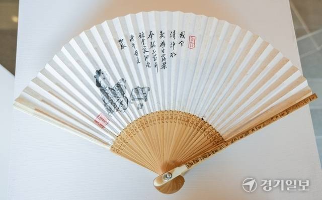 1990년 묘엄스님이 친필로 시를 남긴 부채. 윤원규기자