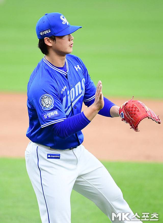 19일 오후 대전 한화생명볼파크에서 ‘2025 신한 SOL Bank KBO 포스트시즌’ 삼성 라이온즈와 한화 이글스의 플레이오프(5전 3선승제) 2차전이 열렸다. 8회말 1사 1루에서 삼성 이호성이 한화 문현빈을 병살처리한 후 기뻐하고 있다. 사진=김영구 기자