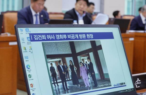 박지원 더불어민주당 의원은 김건희 여사가 문화유산인 경복궁 근정전을 찾아 용상에 앉은 것에 대해 "내가 다음 왕이 되겠다는 망상 때문"이라고 지적했다. 사진은 양문석 더불어민주당 의원이 지난 22일 국정감사에서 공개 김건희 여사와 이배용 전 국가교육위원장 등이 지난 2023년 9월 경복궁 경회루를 방문했을 때의 모습. /사진=뉴스1