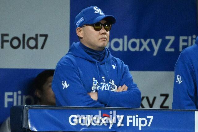 22일 대구 삼성라이온즈파크에서 열린 '2025 신한 SOL BANK KBO 포스트 시즌' 삼성 라이온즈와 한화 이글스 플레이오프(PO) 4차전 경기. 삼성 박진만 감독이 경기를 지켜보고 있다./대구=한혁승 기자