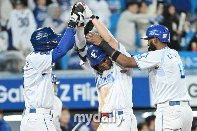 22일 대구 삼성라이온즈파크에서 열린 '2025 신한 SOL BANK KBO 포스트 시즌' 삼성 라이온즈와 한화 이글스 플레이오프(PO) 4차전 경기. 삼성 김영웅이 7회말 1사 1-2루에 역전 3점 홈런을 친 후 구자욱, 디아즈와 함께 기뻐하고 있다. 김영웅은 앞선 타석에서 동점 3점 홈런을 기록했다./대구=한혁승 기자