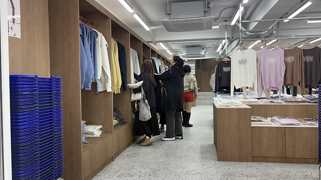 지난 21일 C사가 생산한 마리떼 제품을 판매하는 매장에서 사람들이 상품을 보고 있다. 박연수 기자