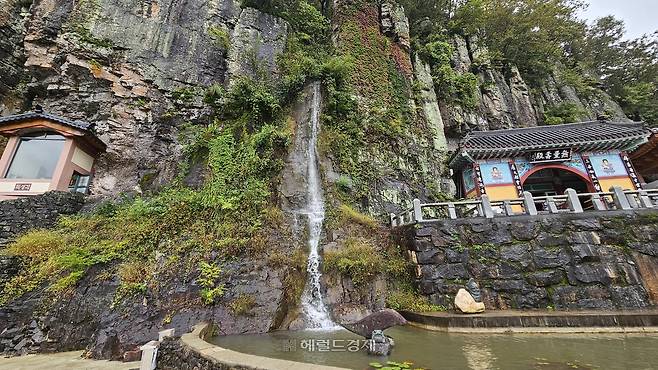 (오른쪽부터) 무량수전, 인공폭포, 독성각