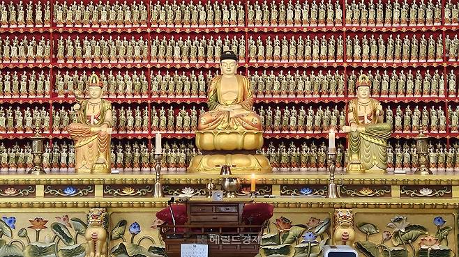 무량수전 법당의 (왼쪽부터) 관세음보살, 아미타불, 대세지보살