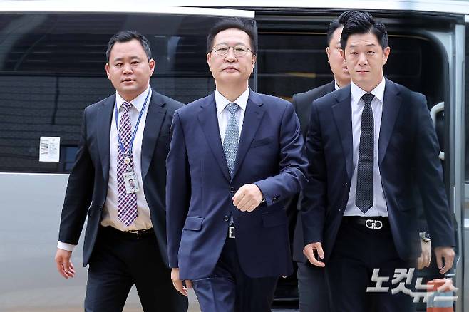 윤석열 전 대통령의 12·3 비상계엄 선포를 방조·가담한 혐의를 받는 박성재 전 법무부 장관이 14일 구속 전 피의자 심문(영장실질심사)을 받기 위해 서울 서초구 서울중앙지방법원으로 들어서고 있다. 박종민 기자