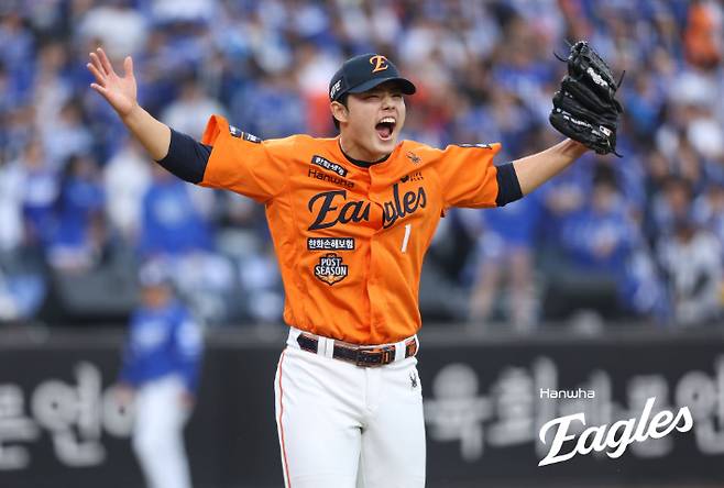 지난 18일 PO 1차전에서 7회말을 무실점으로 막은 한화 문동주가 세리머니하는 모습. 한화 이글스