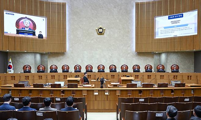 조희대 대법원장과 대법관들이 23일 서울 서초구 대법원 대법정에서 열린 전원합의체 선고를 위해 법대에 앉아 있다. 대법원 제공