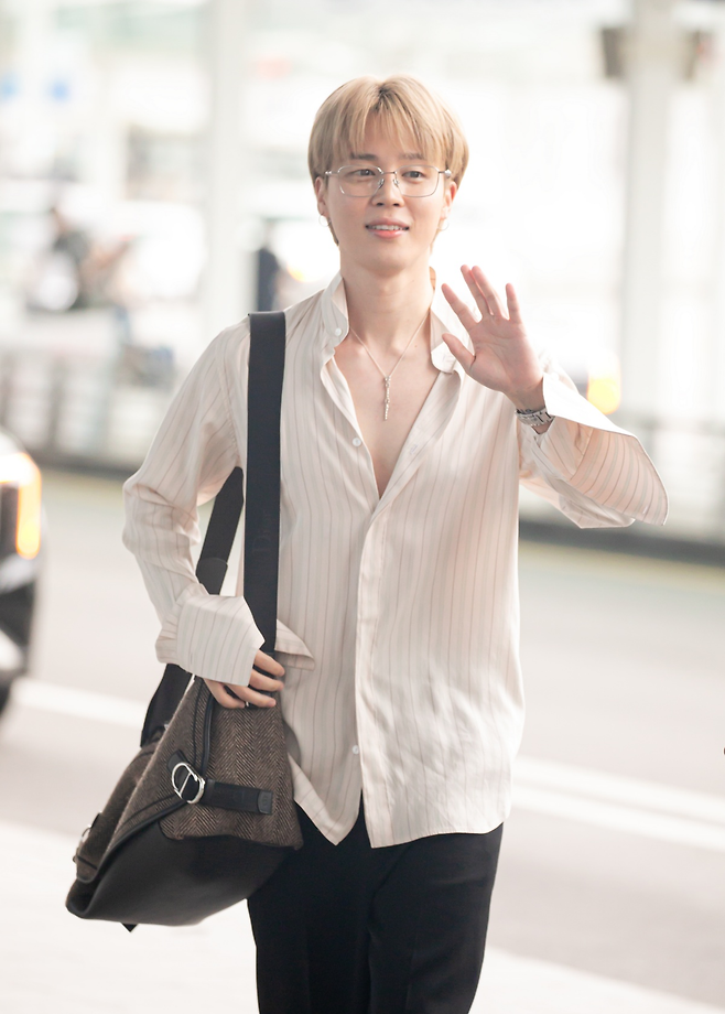 BTS 지민이 지난 9월 30일 오전, ‘디올 SS26 컬렉션 쇼’ 참석을 위해 인천국제공항을 통해 프랑스 파리로 출국하고 있다. 디올 제공.