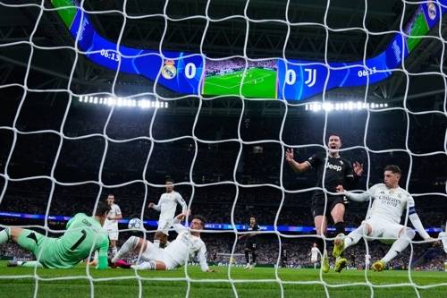 유벤투스 공격을 수비하는 레알 마드리드 쿠르투아 골키퍼와 아센시오. AP연합뉴스