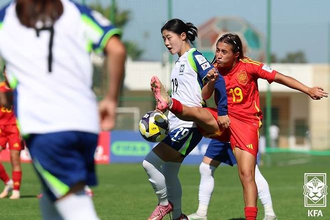 김지은(가운데)이 스페인 선수와 볼 경합을 펼치고 있다. /사진=대한축구협회 제공
