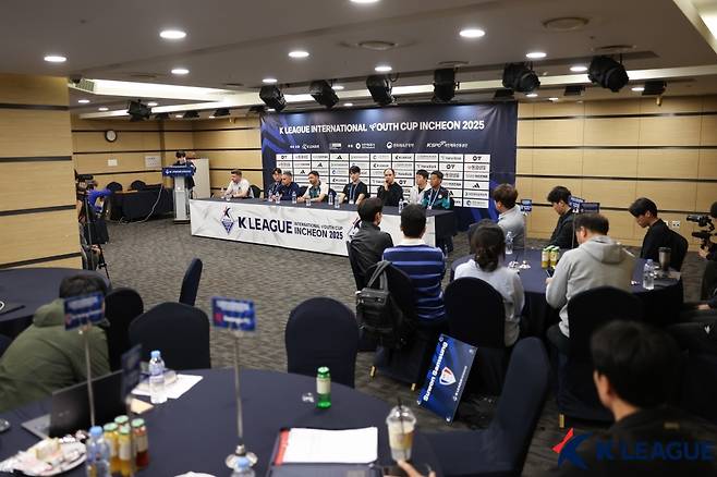 3일 서울 중구 하버파크호텔에서 열린 K리그 인터내셔널 유스컵 인천 2025 개막 미디어데이에 참석한 해외팀 감독 및 관계자들. /사진=한국프로축구연맹 제공
