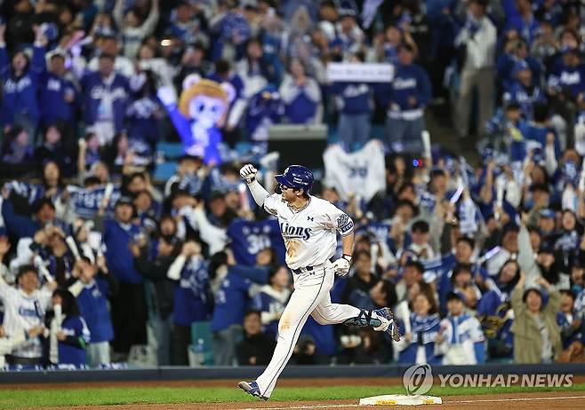 김영웅, 역전 3점 홈런 (대구=연합뉴스) 윤동진 기자 = 22일 대구삼성라이온즈파크에서 열린 2025 KBO 포스트시즌 플레이오프 한화 이글스 대 삼성 라이온즈 4차전. 7회 말 1사 1, 2루 때 삼성 김영웅이 3점 홈런을 친 후 그라운드를 달리고 있다. 2025.10.22 mon@yna.co.kr