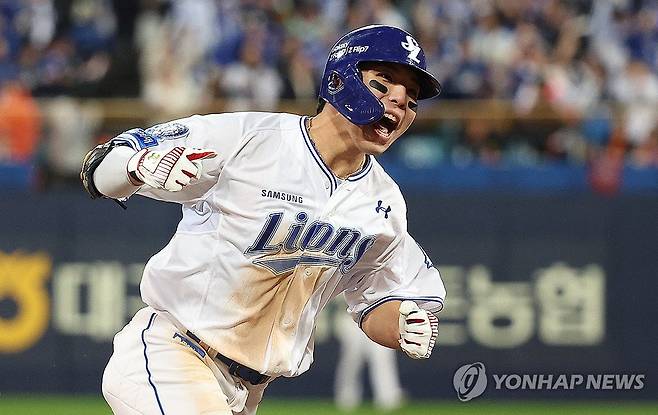 '내가 영웅' (대구=연합뉴스) 윤관식 기자 = 22일 대구 삼성라이온즈파크에서 열린 2025 프로야구 KBO리그 포스트시즌 플레이오프 4차전 한화 이글스와 삼성 라이온즈의 경기. 6회말 1사 주자 1, 3루 상황에서 삼성 김영웅이 3점 홈런을 치고 그라운드를 돌며 세리머니하고 있다. 2025.10.22 psik@yna.co.kr