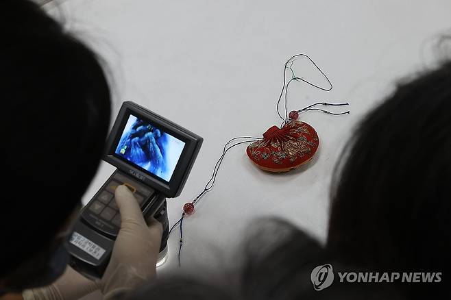 '더 정밀하게' 수장고 속 왕실 유산 심층조사 (서울=연합뉴스) 류효림 기자 = 국가무형유산 보유자, 전승교육사, 이수자들이 23일 서울 종로구 국립고궁박물관 열린수장고에서 열린 수장고 속 왕실 유산 심층조사에서 왕실 유물들을 살펴보고 있다. 2025.10.23 ryousanta@yna.co.kr