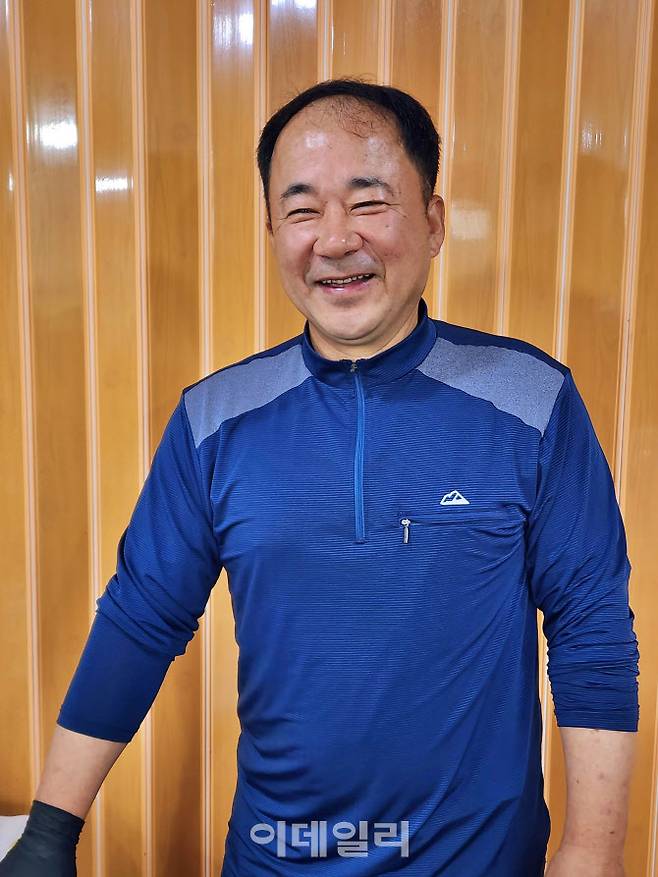 딴뚝통나무집식당의 이창업 대표