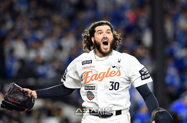 한화 선발투수 폰세가 대전 한화생명볼파크에서 열린 2025 KBO리그 삼성과 플레이오프 5차전 5회말 2사 삼성 디아즈를 삼진 아웃으로 잡아낸 뒤 포효하고 있다. 대전 | 박진업 기자 upandup@sportsseoul.com