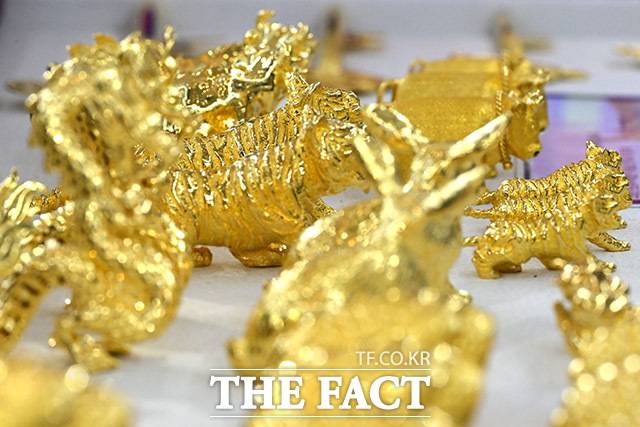 23일 금값의 하락 소식에 '오승혁의 '현장''은 서울 종로 귀금속거리를 찾아 현장의 분위기를 취재했다. 사진은 금으로 조각된 금송아지, 금소, 금호랑이 등의 모습. /남윤호 기자