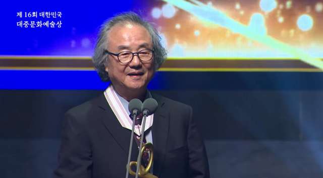 배우 정동환이 23일 국립극장 해오름극장에서 열린 '2025 대한민국 대중문화예술상' 수훈식에 참석해 원로 배우 이순재의 건강에 대해 언급했다./THE K-POP 채널 캡처