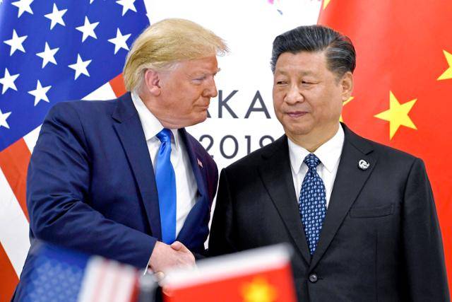 2019년 6월 일본 오사카에서 열린 주요 20개국(G20) 정상회의에서 만난 도널드 트럼프(왼쪽) 당시 미국 대통령과 시진핑 중국 국가주석. 오사카=AP 연합뉴스 자료사진
