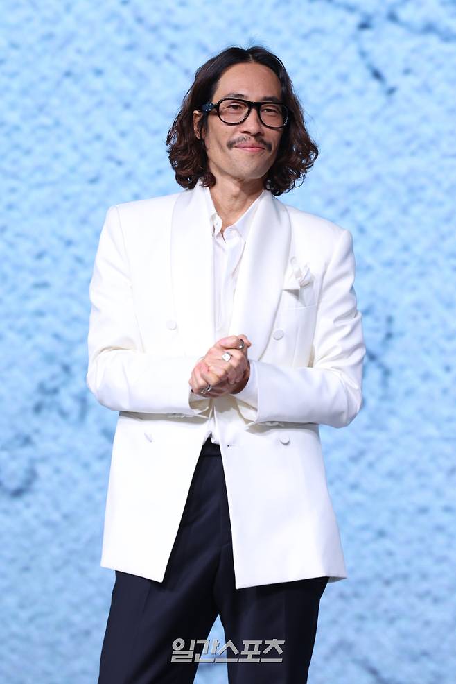 배우 류승범이 14일 오전 서울 종로구 JW 메리어트 동대문 스퀘어 서울에서 열린 넷플릭스 영화 '굿뉴스' 제작보고회에 참석해 포토타임을 갖고 있다. '굿뉴스'는 1970년대, 무슨 수를 써서라도 납치된 비행기를 착륙시키고자 한 자리에 모인 사람들의 수상한 작전을 그린 영화. 오는 17일 공개. 서병수 기자 qudtn@edaily.co.kr /2025.10.14/