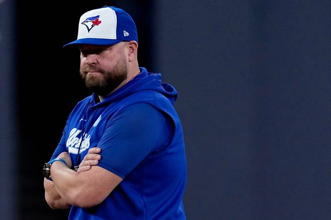 <yonhap photo-2253=""> Toronto Blue Jays' manager John Schneider watches drills during a World Series baseball media day, Thursday, Oct. 23, 2025, in Toronto. The Toronto Blue Jays face the Los Angeles Dodgers in Game 1 on Friday. (AP Photo/David J. Phillip)/2025-10-24 05:41:56/ <저작권자 ⓒ 1980-2025 ㈜연합뉴스. 무단 전재 재배포 금지, AI 학습 및 활용 금지></yonhap>