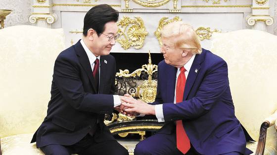 이재명 대통령이 8월 25일(현지시간) 미국 워싱턴 DC 백악관 오벌 오피스에서 도널드 트럼프 미국 대통령과 한ㆍ미 정상회담을 하고 있다. 대통령실사진기자단