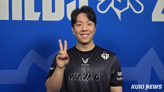 ‘헬퍼’ 권영재 코치가 13일 중국 베이징 스마트 e스포츠센터에서 쿠키뉴스와 만나 인터뷰하고 있다. 김영건 기자