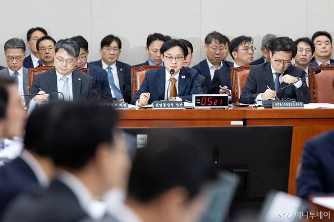 (서울=뉴스1) 이승배 기자 = 김정관 산업통상부 장관이 24일 서울 여의도 국회에서 열린 산업통상자원중소벤처기업위원회 산업통상부 등에 대한 국정감사에 출석해 의원 질의에 답변하고 있다. 2025.10.24/뉴스1 Copyright (C) 뉴스1. All rights reserved. 무단 전재 및 재배포, AI학습 이용 금지. /사진=(서울=뉴스1) 이승배 기자
