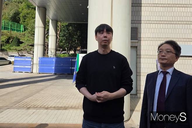 서울고등법원 민사5-2부(부장판사 김대현 강성훈 송혜정)는 23일 넥슨과 아이언메이스 간 항소심 최종 변론기일을 열었다. 사진은 최주현 아이언메이스 대표가 법정을 나서 발언하는 모습. /사진=김미현 기자