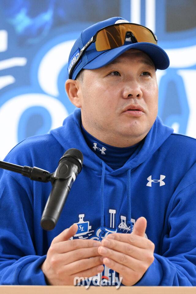 22일 대구 삼성라이온즈파크에서 열린 '2025 신한 SOL BANK KBO 포스트 시즌' 삼성 라이온즈와 한화 이글스 플레오이프(PO) 4차전 경기. 삼성 박진만 감독이 경기 전 인터뷰에 참해 질문에 답하고 있다./대구=한혁승 기자 hanfoto@mydaily.co.kr