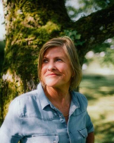 저자 클레어 레슬리 홀. 본인 소셜미디어 갈무리