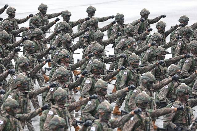 국군의 날 행사를 준비하는 장병들이 서울공항에서 진행된 예행연습 중 힘차게 행진하고 있다. 사진 제공=국방부