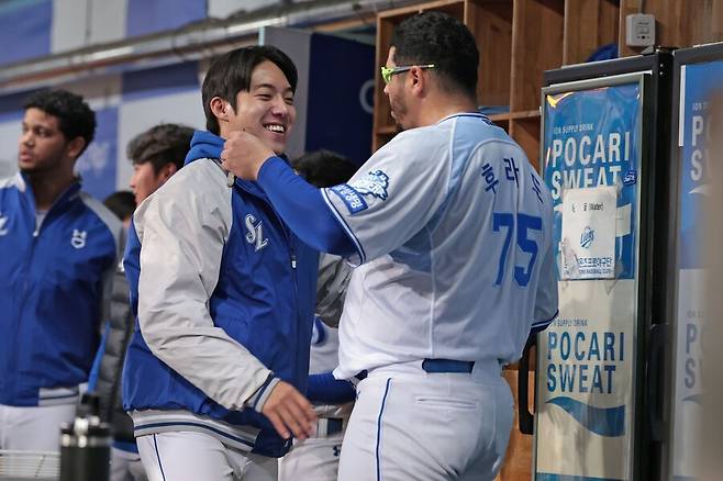 ▲ 왼쪽부터 원태인, 아리엘 후라도 ⓒ삼성 라이온즈