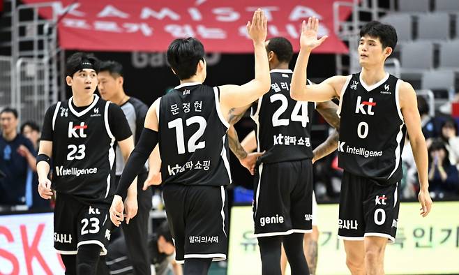 수원KT 선수들이 고양 소노전 득점 후 기뻐하고 있다. /사진=KBL 제공
