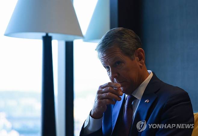 켐프 미국 조지아 주지사 인터뷰 (서울=연합뉴스) 홍해인 기자 = 방한 중인 브라이언 켐프 미국 조지아 주지사가 24일 서울의 한 호텔에서 연합뉴스와 인터뷰를 하고 있다. 2025.10.24 hihong@yna.co.kr
