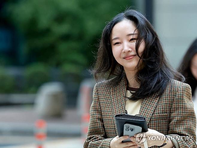 민희진 전 어도어 대표 법원 출석 (서울=연합뉴스) 홍해인 기자 = 민희진 전 어도어 대표가 9월 11일 서울 서초구 중앙지방법원에서 열린 하이브와의 주식 매매대금 청구 및 주주 간 계약 해지 확인 소송에 증인으로 출석하고 있다. 2025.9.11 hihong@yna.co.kr