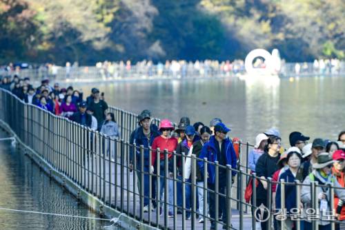◇화천의 가을을 만끽할 수 있는 2025년 화천군민 산소(O2)길 걷기행사가 오는 11월1일 오전 9시부터 북한강변 산소길에서 펼쳐진다. 사진은 지난해 산소길 행사 모습.