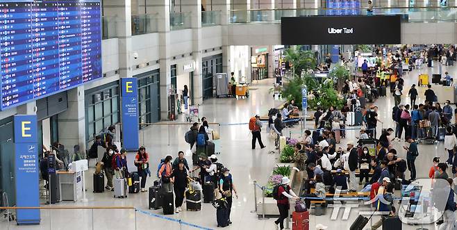 추석 황금연휴를 해외에서 보내고 돌아온 여행객들이 12일 인천국제공항 1터미널로 귀국하고 있다. 12일 인천국제공항공사에 따르면 이번 추석 황금연휴 동안 인천국제공항의 하루 평균 이용객이 21만7000명을 넘어서며 2001년 개항 이후 역대 추석 연휴 중 가장 많은 인파가 몰렸다. 열흘간의 연휴 동안 245만명이 넘는 여객이 공항을 이용한 것으로 추산된다. 2025.10.12/뉴스1 ⓒ News1 오대일 기자