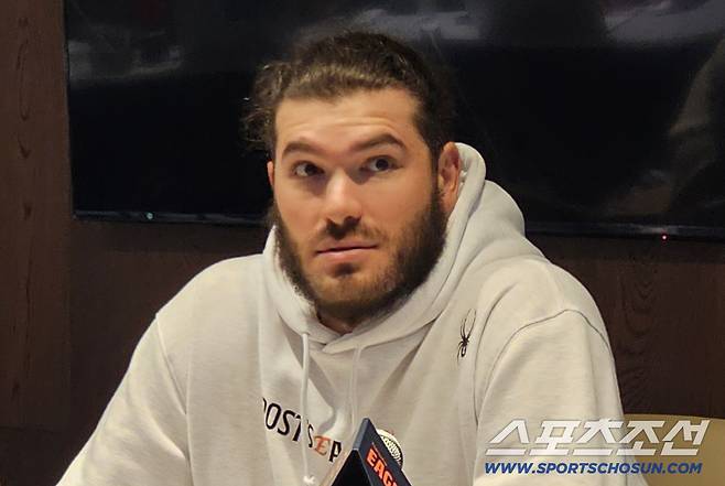 한화 폰세가 5차전서 5이닝 1실점(비자책) 승리 투수로 데일리MVP가 된 뒤 인터뷰를 하고 있다. 대전=권인하 기자