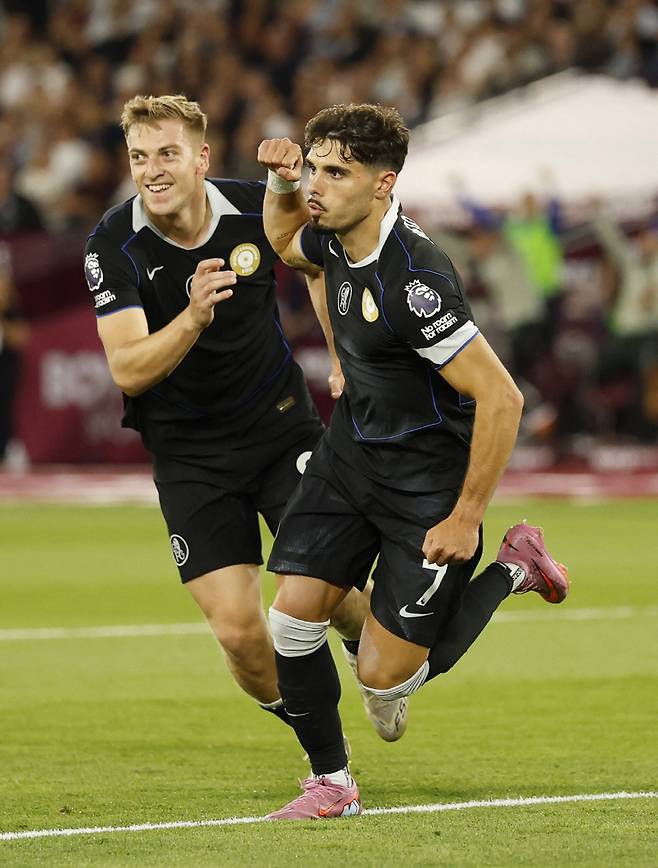 Soccer Football - Premier League - West Ham United v Chelsea - London Stadium, London, Britain - August 22, 2025 Chelsea's Pedro Neto celebrates scoring their second goal with Liam Delap Action Images via Reuters/Peter Cziborra EDITORIAL USE ONLY. NO USE WITH UNAUTHORIZED AUDIO, VIDEO, DATA, FIXTURE LISTS, CLUB/LEAGUE LOGOS OR 'LIVE' SERVICES. ONLINE IN-MATCH USE LIMITED TO 120 IMAGES, NO VIDEO EMULATION. NO USE IN BETTING, GAMES OR SINGLE CLUB/LEAGUE/PLAYER PUBLICATIONS. PLEASE CONTACT YOUR ACCOUNT REPRESENTATIVE FOR FURTHER DETAILS..<저작권자(c) 연합뉴스, 무단 전재-재배포, AI 학습 및 활용 금지>