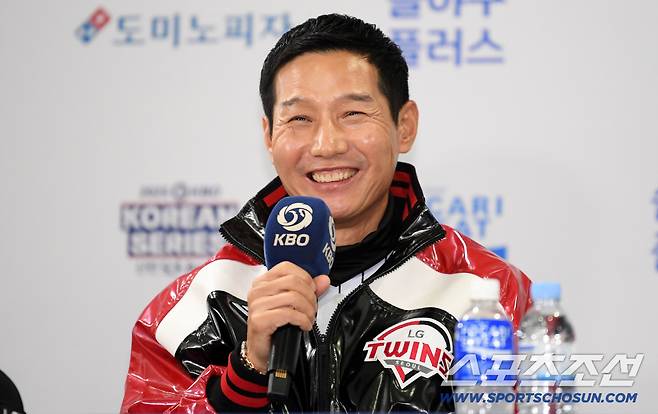 2025 KBO리그 한국시리즈 미디어데이가 25일 잠실구장에서 열렸다. LG 염경엽 감독이 취재진 질문에 답하고 있다. 잠실=박재만 기자 pjm@sportschosun.com/2025.10.25/