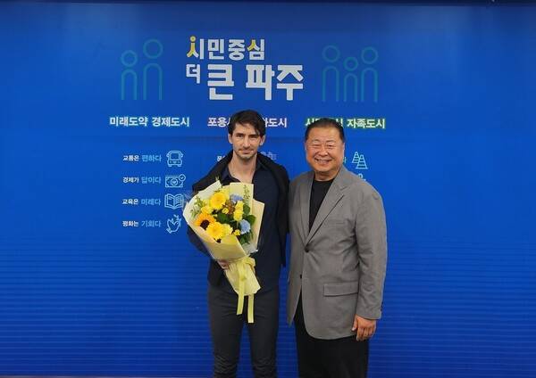 파주시민축구단이 선임한 제라드 누스 신임 감독과 김경일 파주시장 . ⓒ파주시민축구단