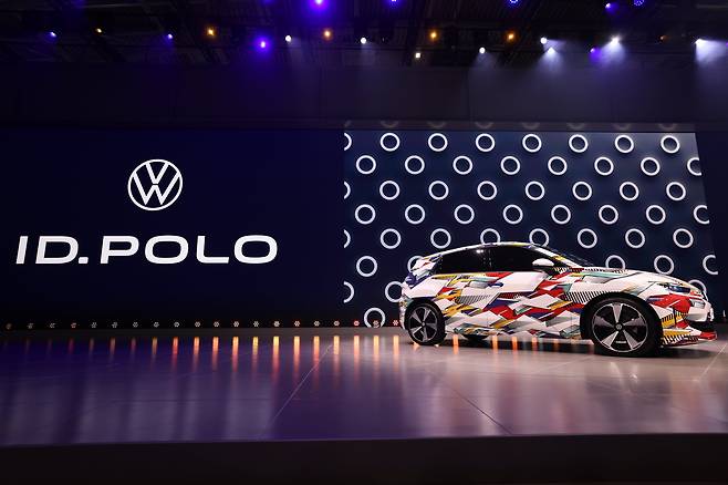 /연합뉴스 EPA지난달 독일 뮌헨에서 열린 IAA 개막 전날 폴크스바겐이 전기차 'ID.폴로'를 소개하고 있다.