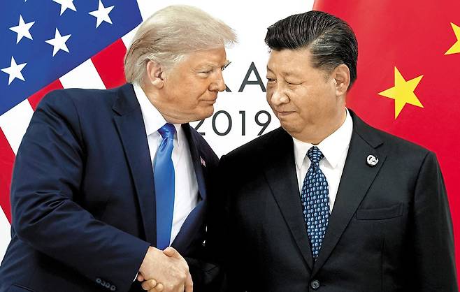 2019년 6월 일본 오사카에서 열린 G20 정상 회의에서 도널드 트럼프(왼쪽) 당시 미국 대통령과 시진핑 중국 국가주석이 양자 회담에 앞서 악수하고 있다.