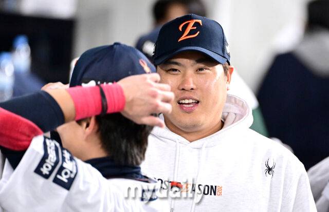 2025년 10월 24일 오후 대전한화생명볼파크에서 열린 '2025 신한 SOL BANK KBO 포스트 시즌' 삼성 라이온즈와 한화 이글스의 플레이오프(PO) 5차전 경기. 한화 류현진이 더그아웃에서 환하게 웃고 있다./대전=유진형 기자 zolong@mydaily.co.kr